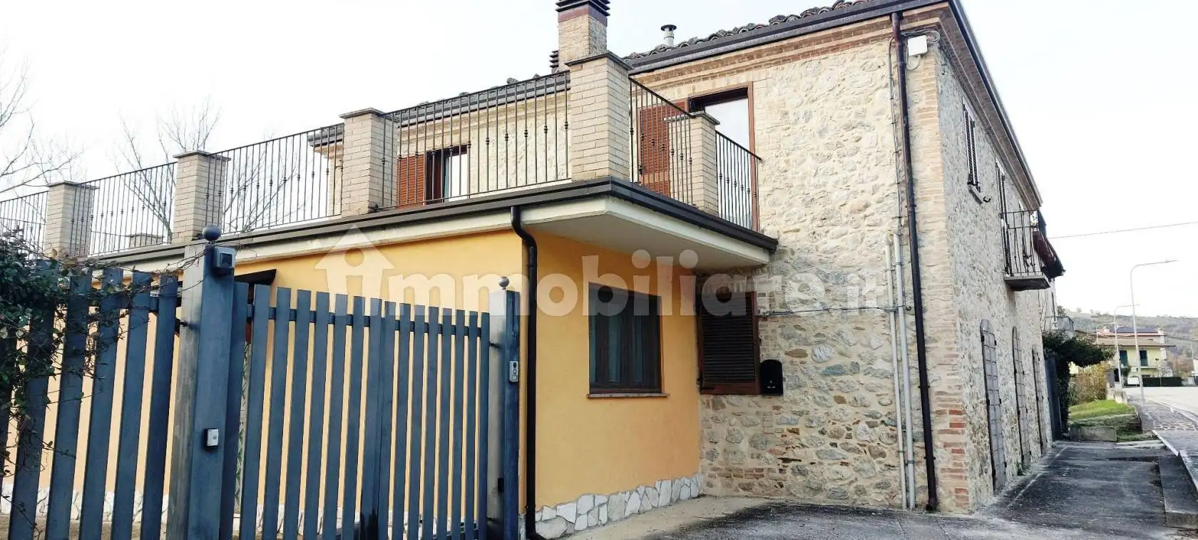 Villa unifamiliare Strada Provinciale di Isola del Gran Sasso d'Italia, Castel Castagna - foto 5