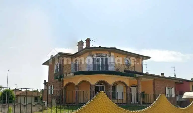 Villa in asta a Sommo