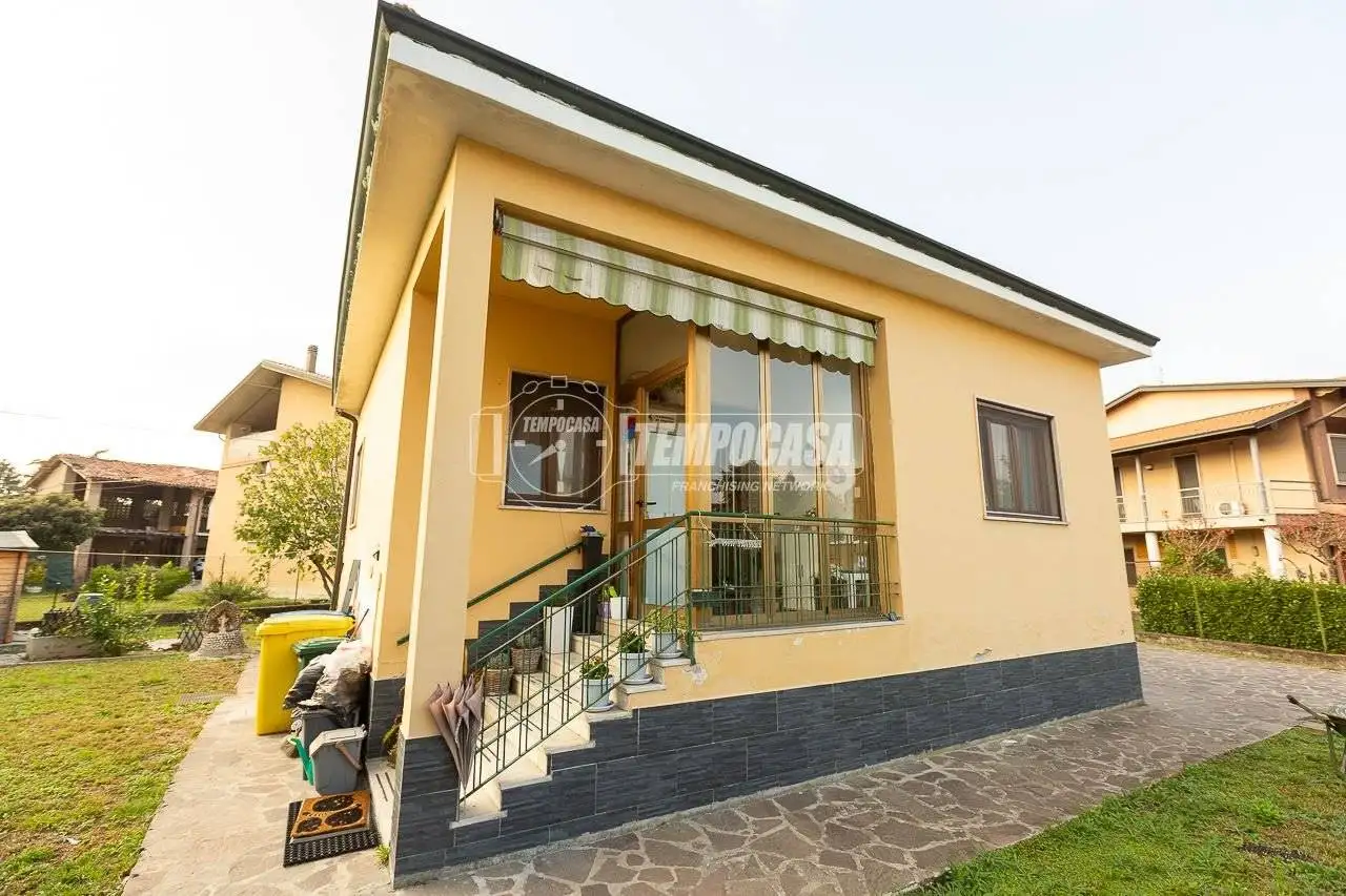 Casa indipendente in vendita a Calvenzano