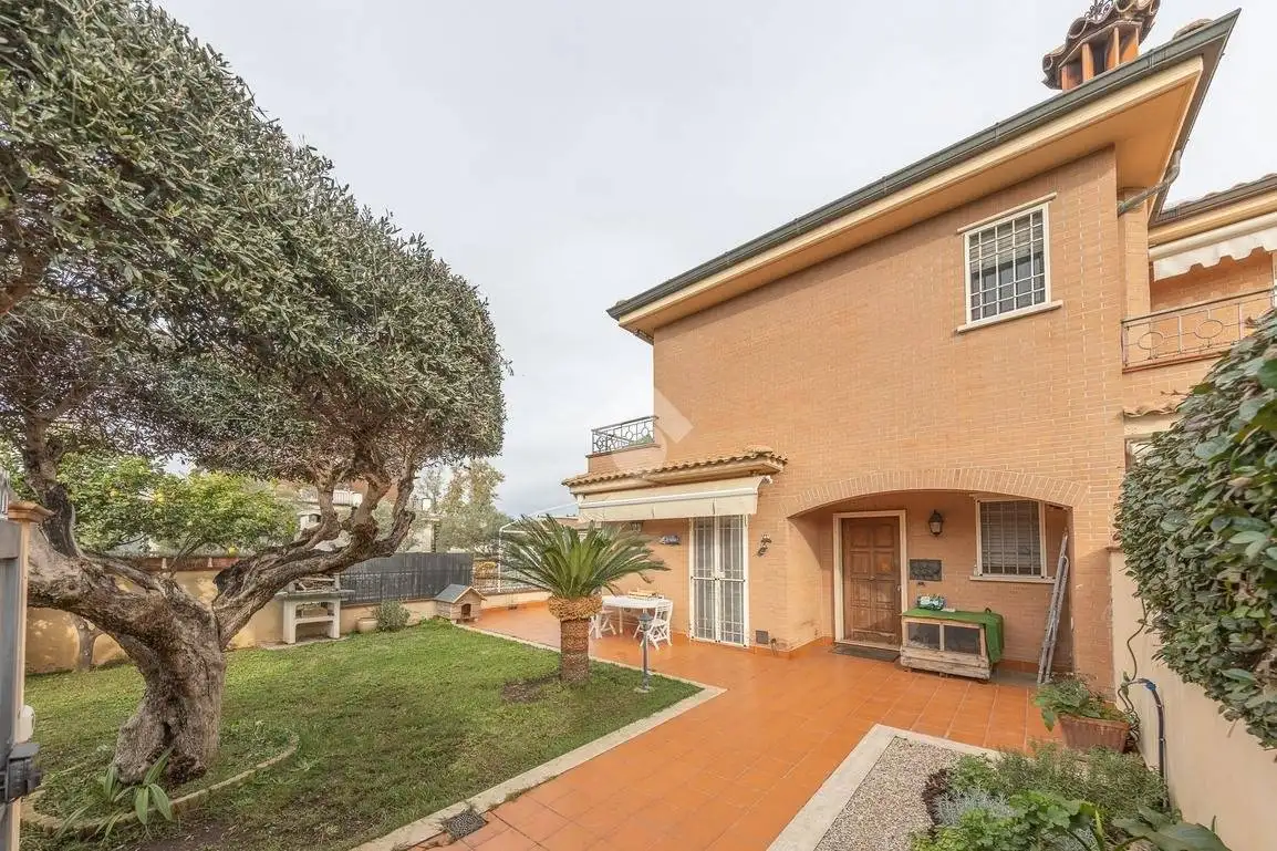 Villa plurifamiliare in vendita a Roma