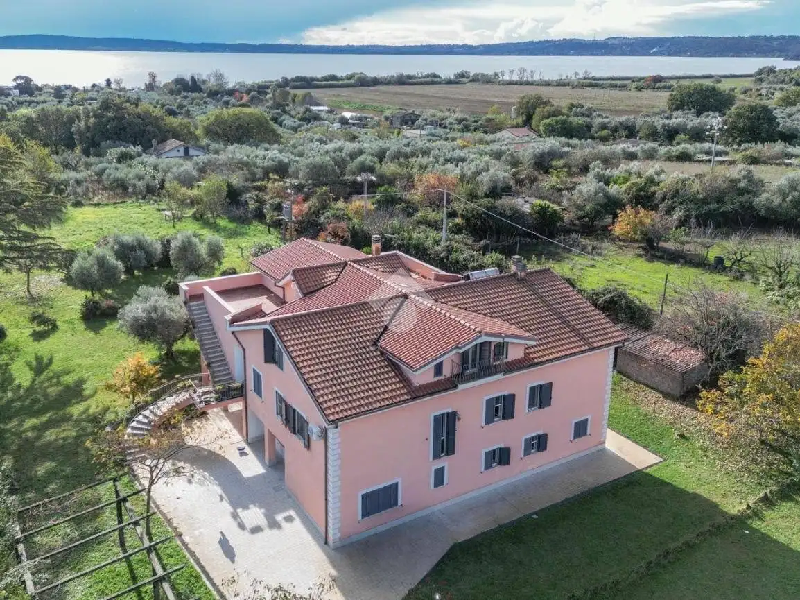 Villa in vendita a Bracciano
