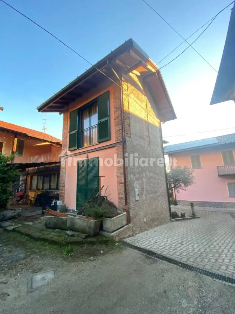 Casa indipendente in vendita a Comabbio