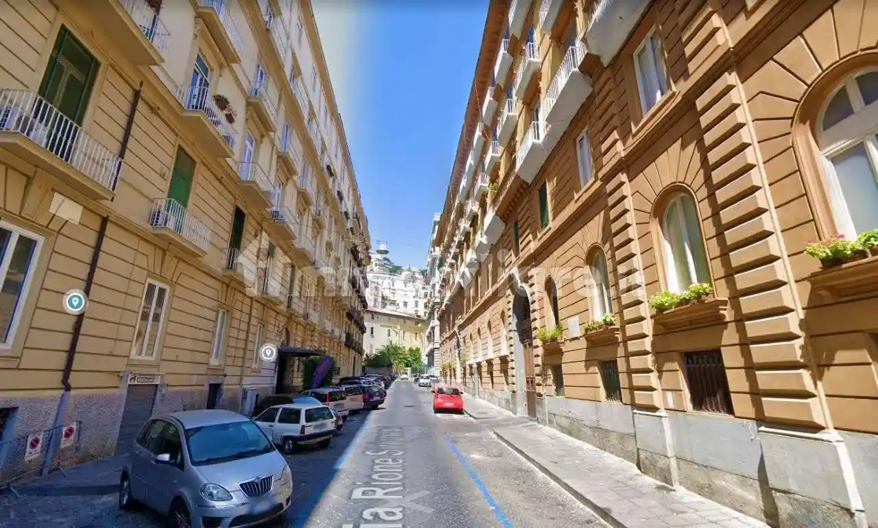 Trilocale via RIONE SIRIGNANO, Chiaia, Napoli - foto 2