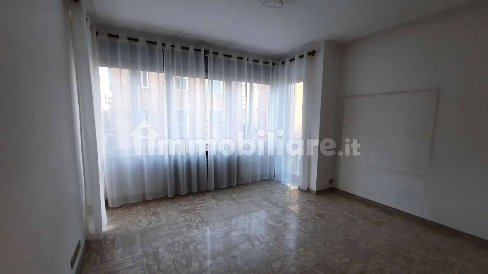 Trilocale via Fabio Filzi, Borgo Piave, Corso Europa, Zona Ferrero, Alba - foto 5