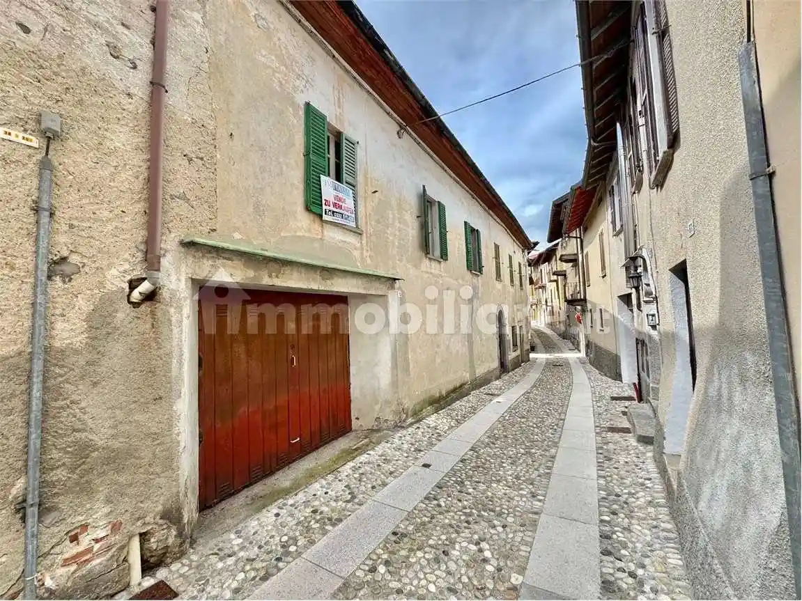 Casa indipendente in vendita a Brezzo di Bedero
