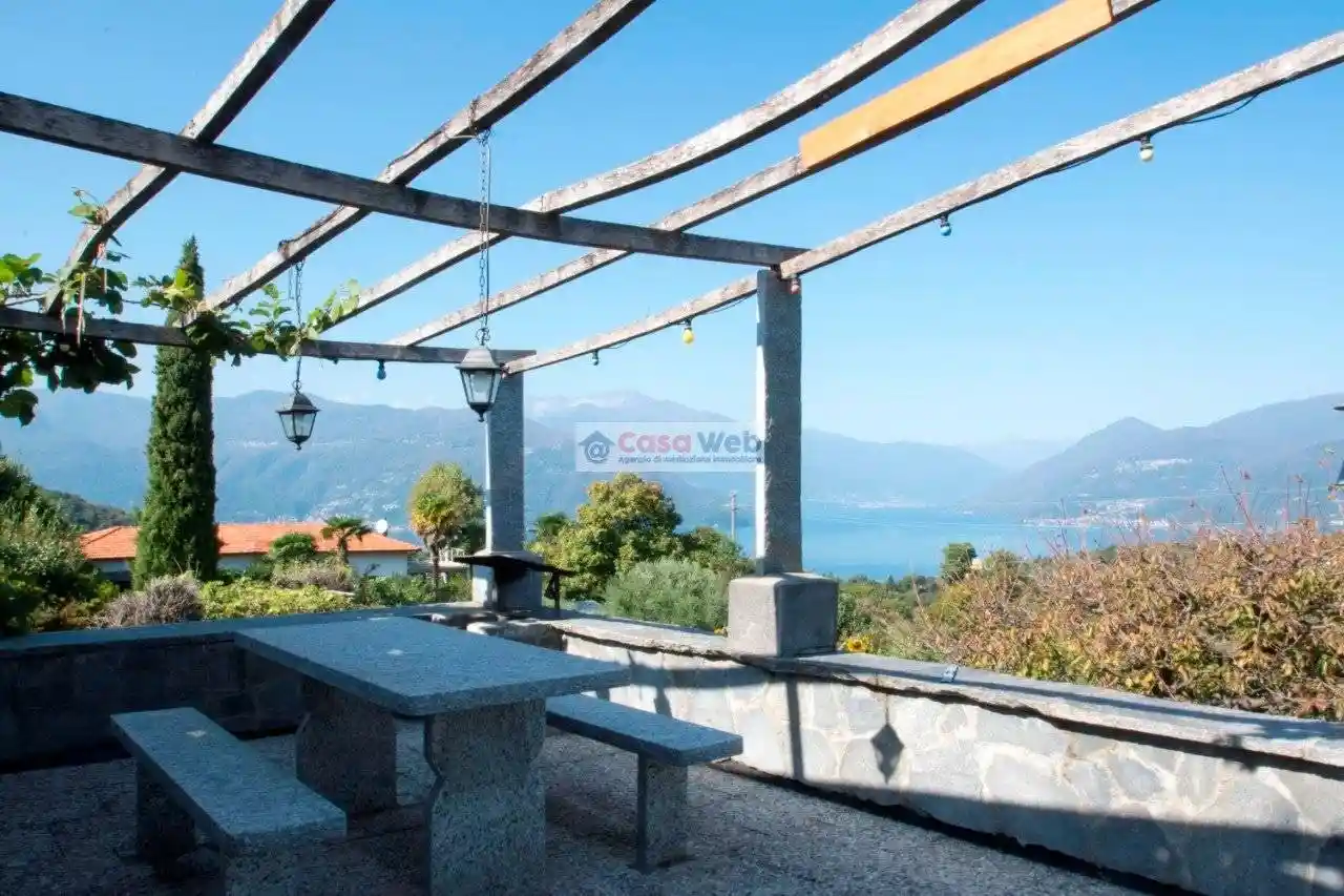 Villa in vendita a Brezzo di Bedero