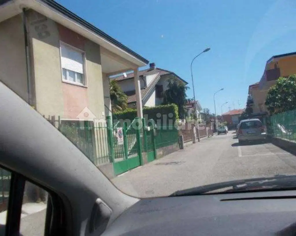 Villa in asta a Peschiera Borromeo