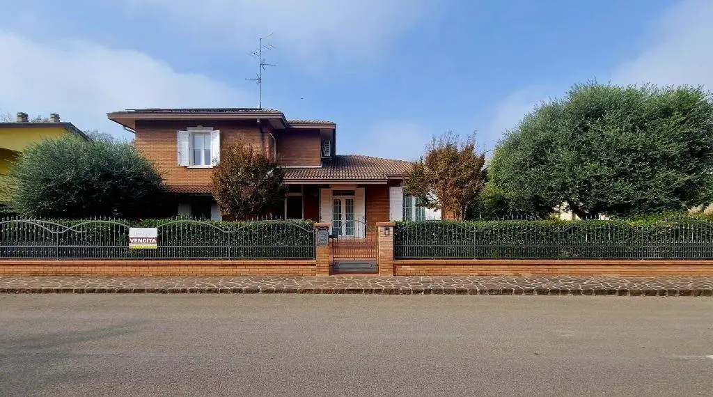Villa in vendita a Novi di Modena