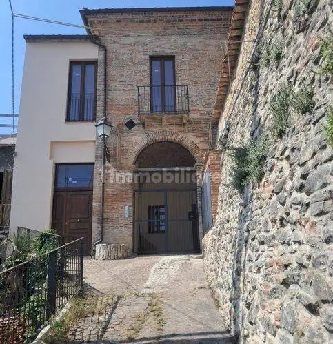 Villa in vendita a Montebello di Bertona