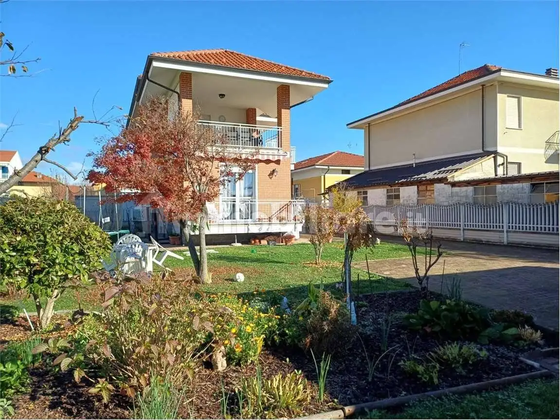 Villa bifamiliare via Lanzo, 151, Centro, Ciriè - foto 2