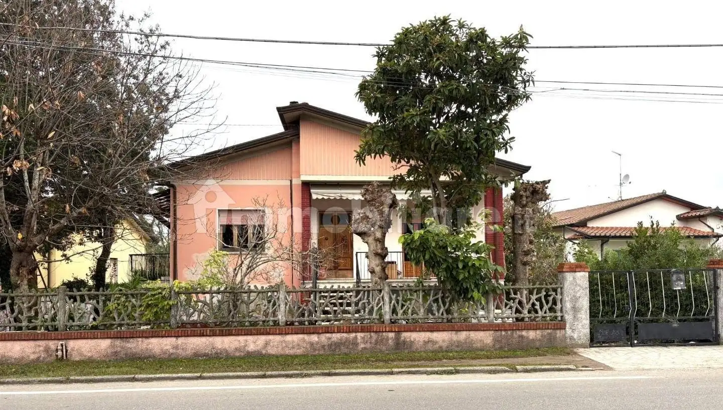 Casa indipendente in vendita a Massa