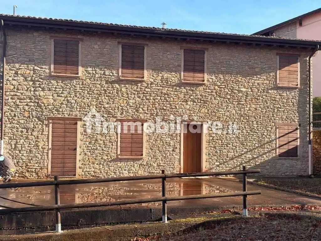 Villa in vendita a Castelnovo Ne' Monti
