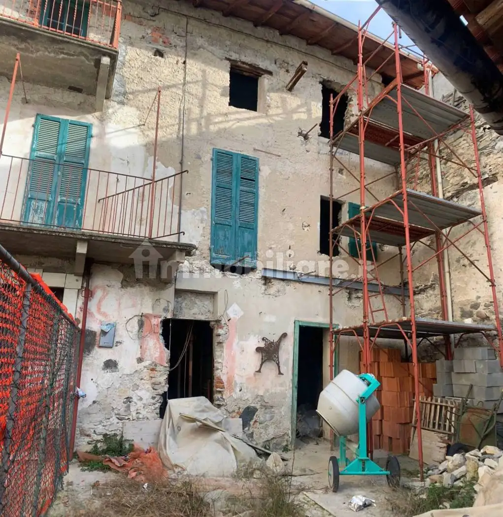 Casa indipendente in vendita a Brezzo di Bedero