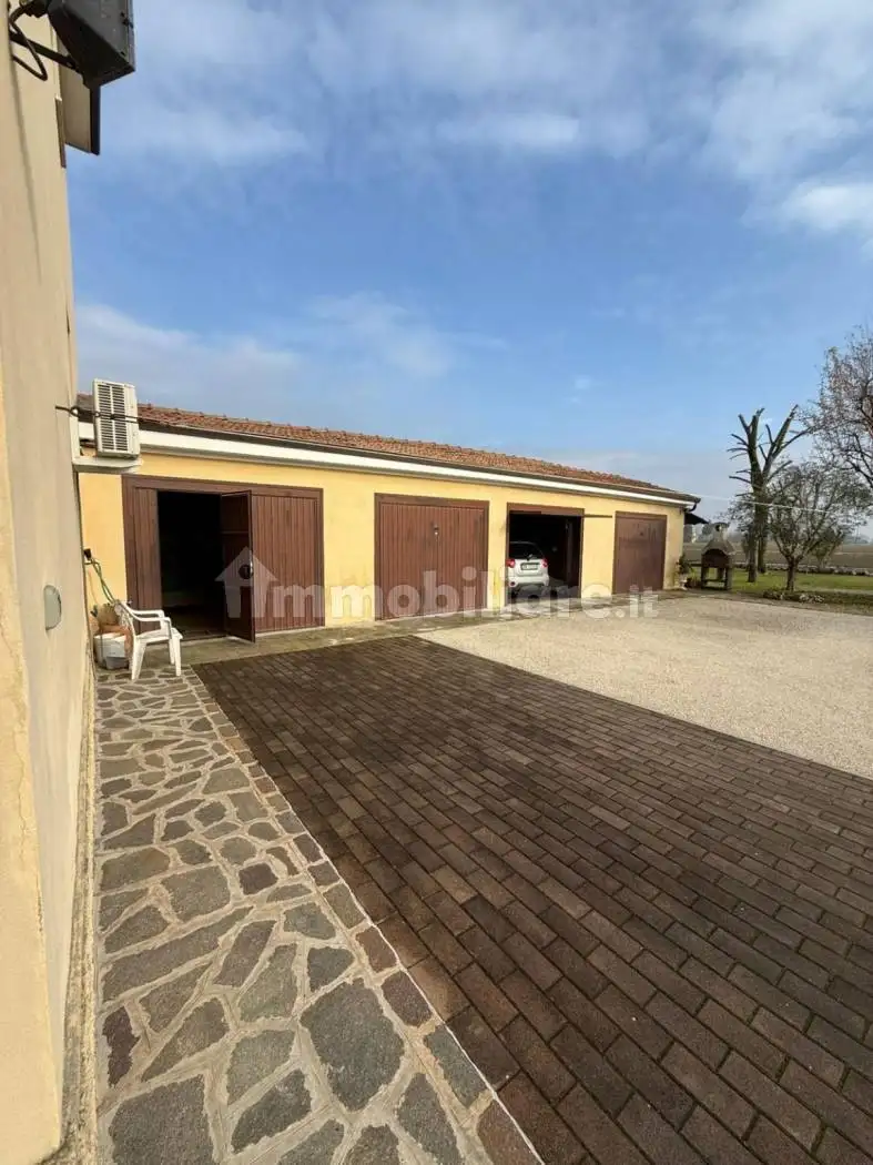 Villa plurifamiliare via Camillo Benso di Cavour 169, Centro, Cavezzo - foto 4