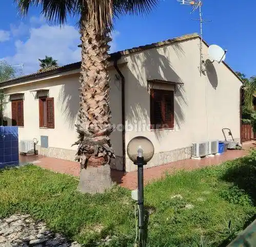 Casa indipendente in vendita a Campofelice di Roccella