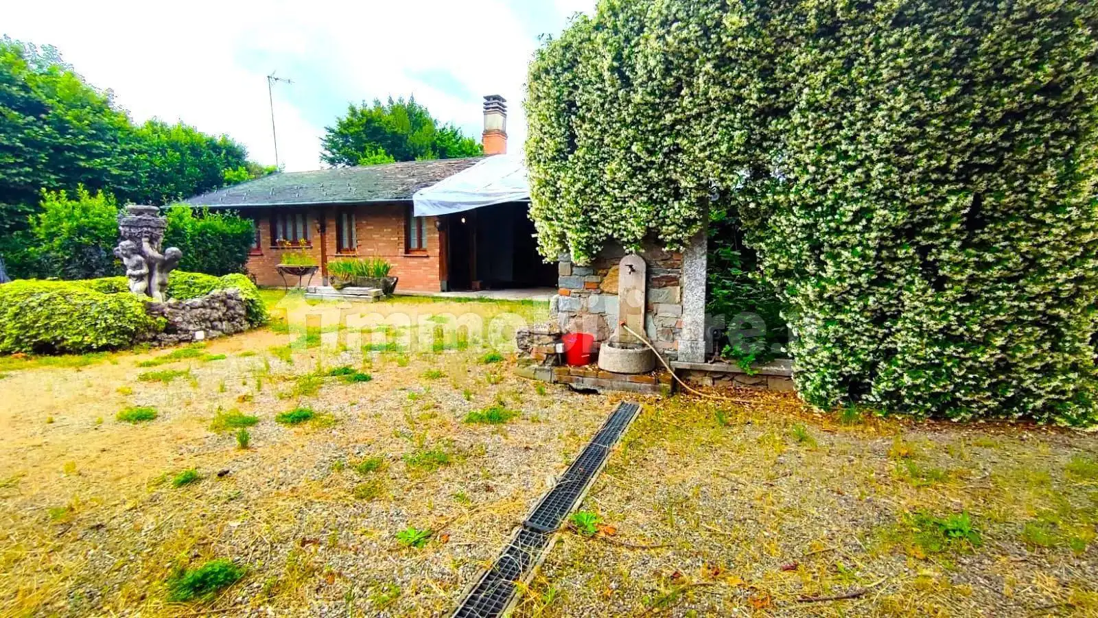 Villa in vendita a Carugo