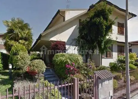 Villa in asta a Peschiera Borromeo