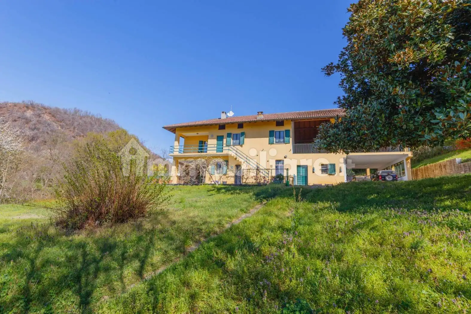 Villa in vendita a Angera