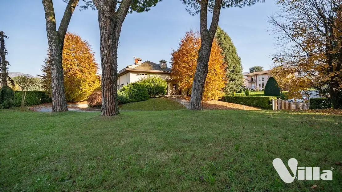 Villa in vendita a Dolzago