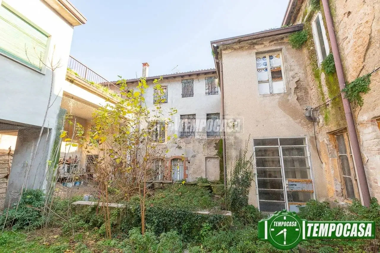 Palazzo - Edificio in vendita a Bussolengo