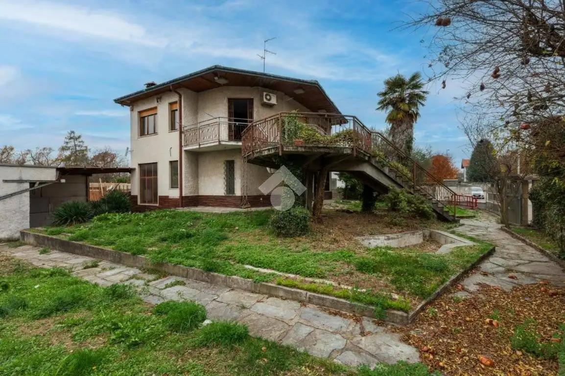 Villa in vendita a Gorla Minore