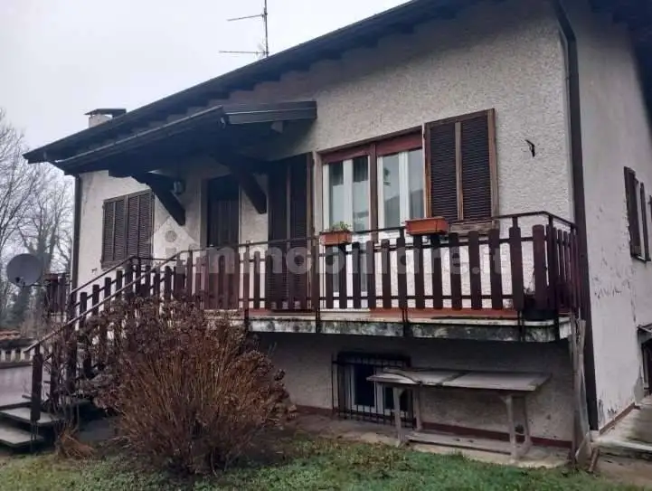 Casa indipendente in asta a Cocquio-Trevisago