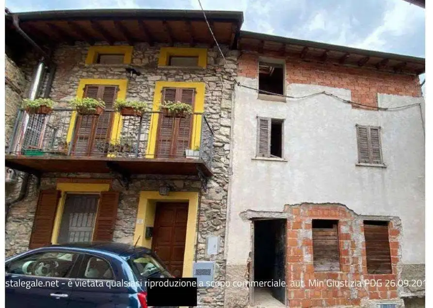 Casa indipendente in asta a Besano