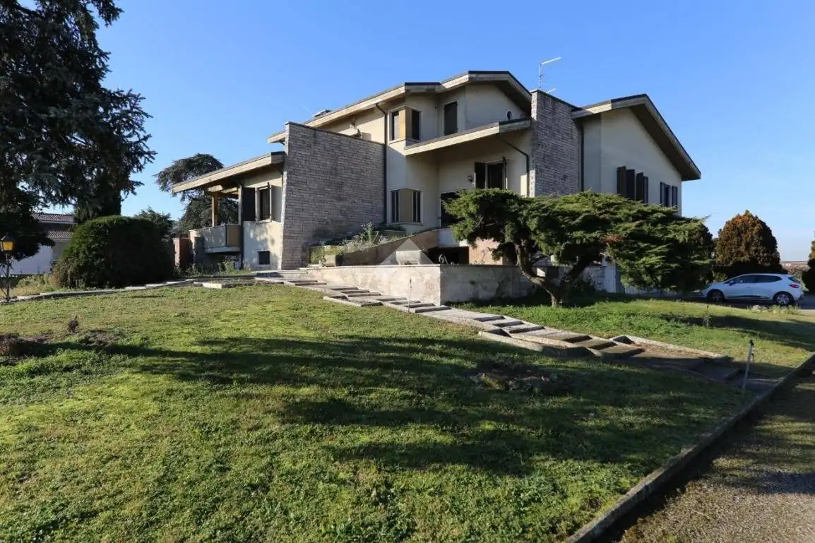 Villa in vendita a Roverbella