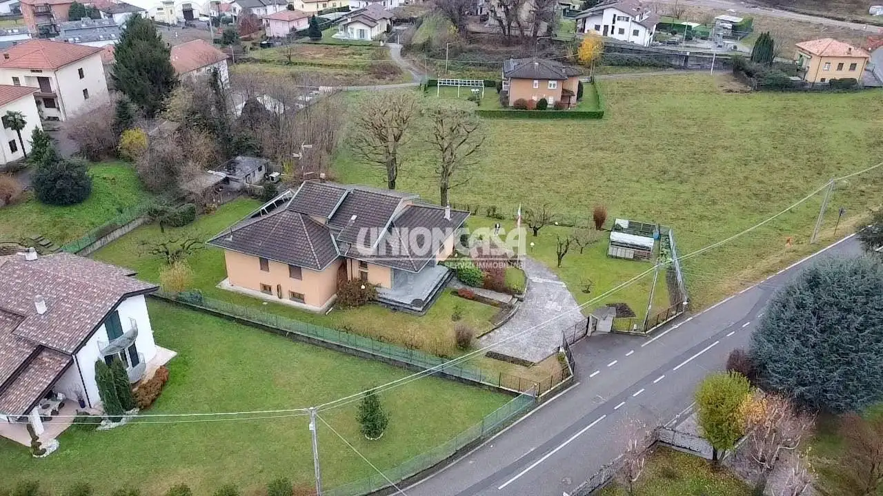 Villa in vendita a Bizzarone