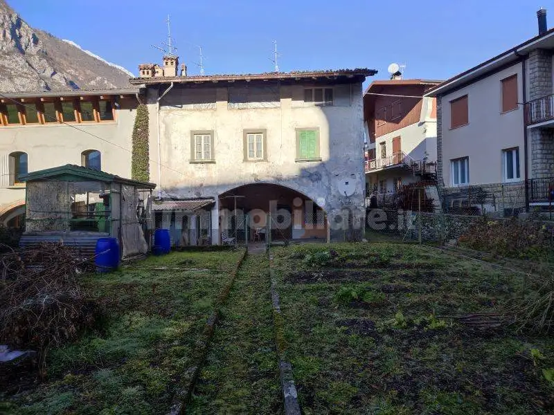 Casa indipendente in vendita a Villa d'Ogna