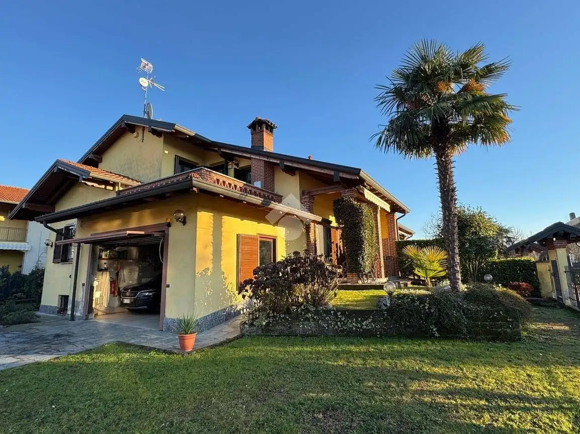 Villa in vendita a Oleggio