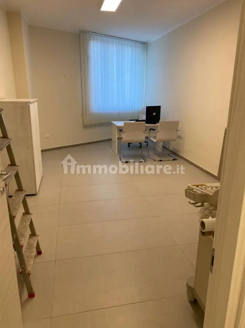 Palazzo - Edificio in affitto a Brusciano