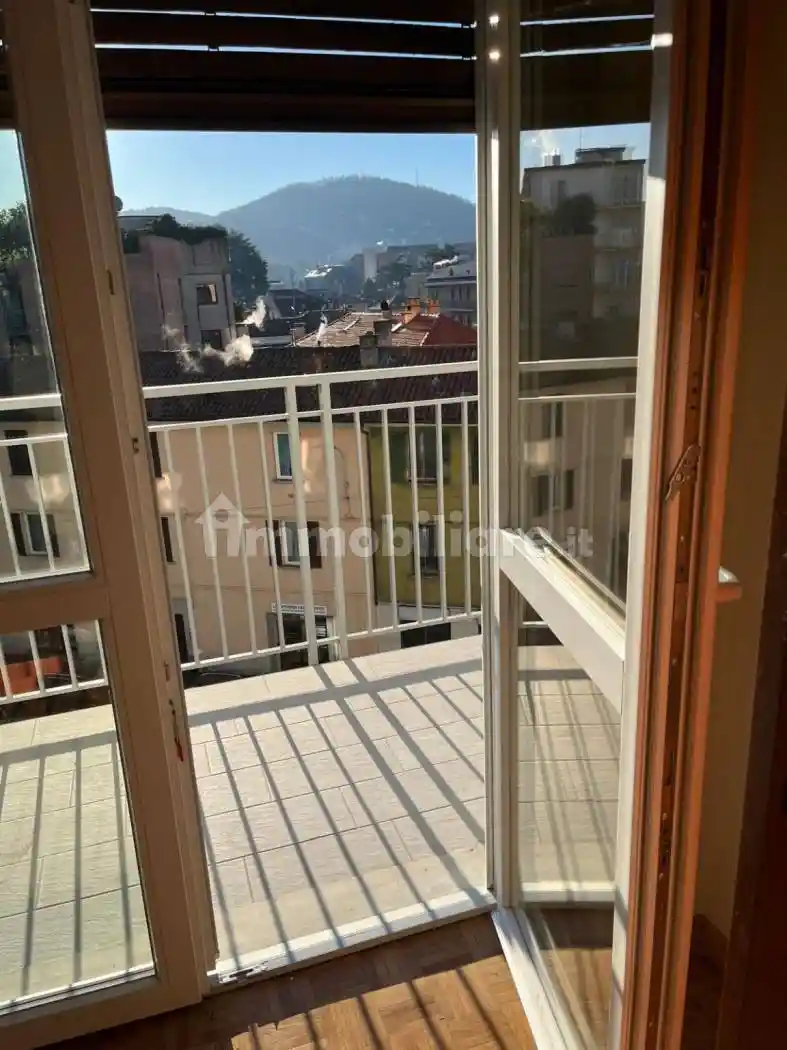 Trilocale via Luigi Dottesio 15, Borghi, Como - foto 4