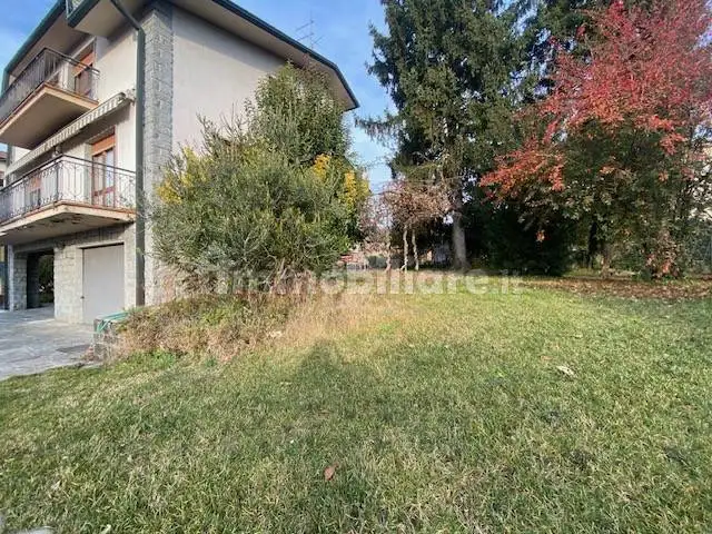 Villa in vendita a Senna Comasco