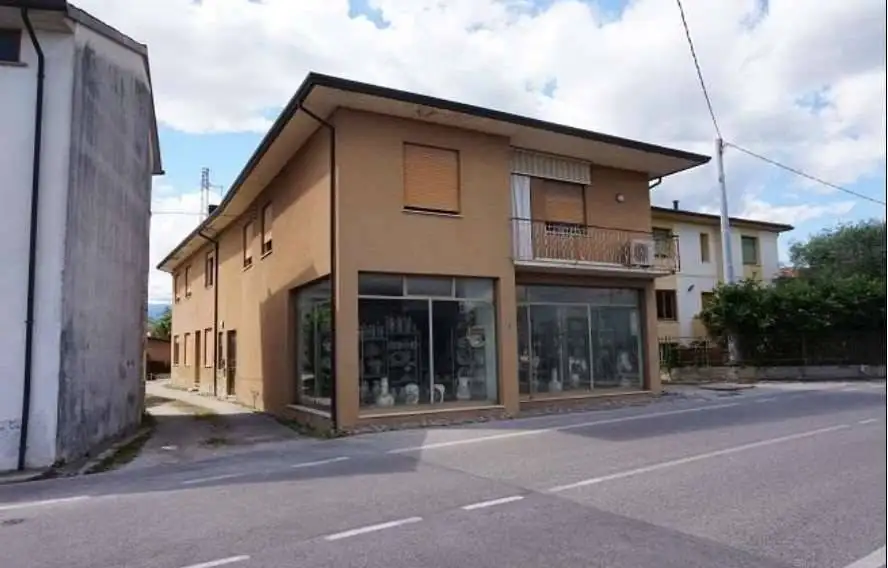 Casa indipendente in asta a Nove