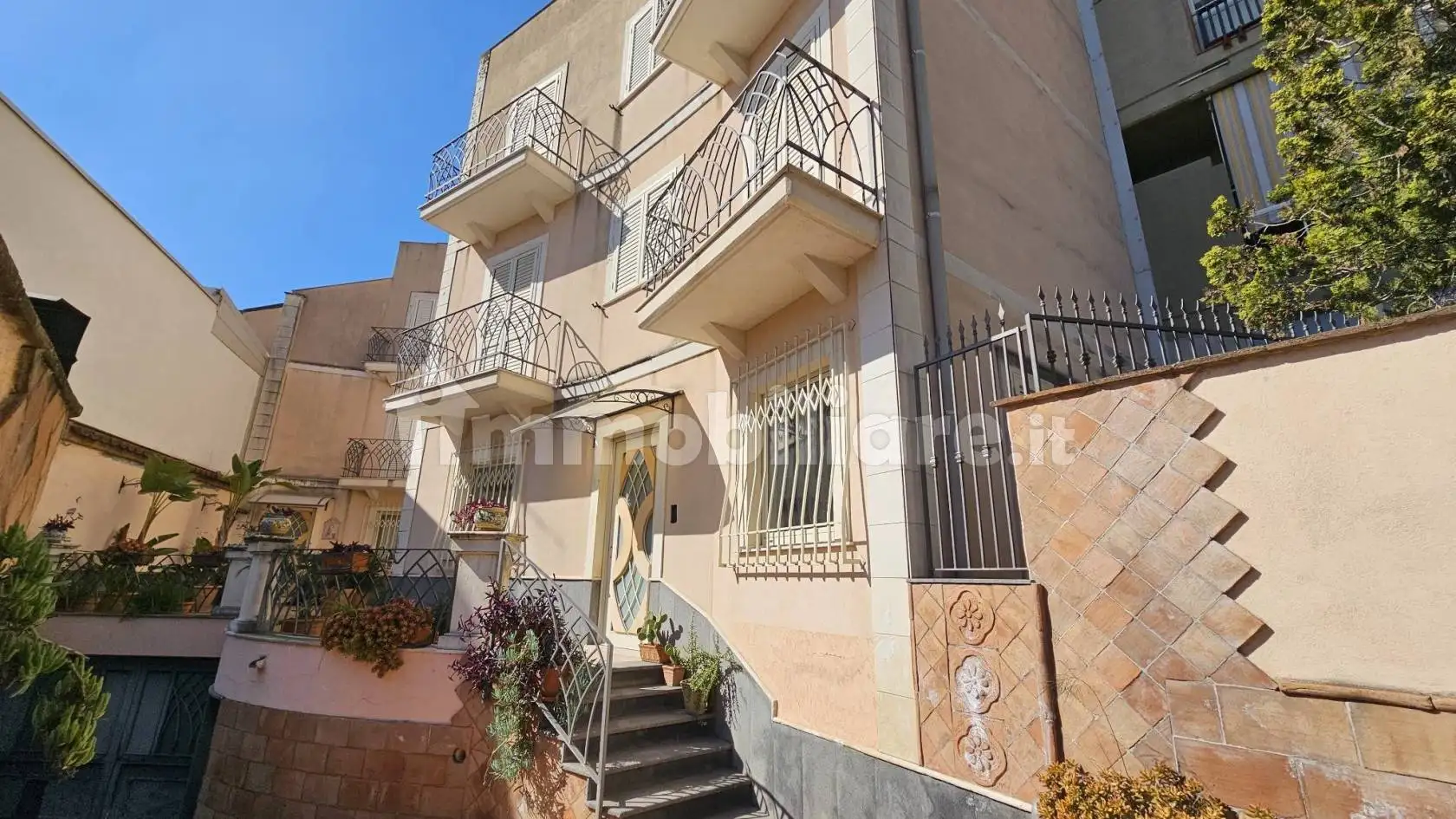 Palazzo - Edificio in vendita a Misterbianco