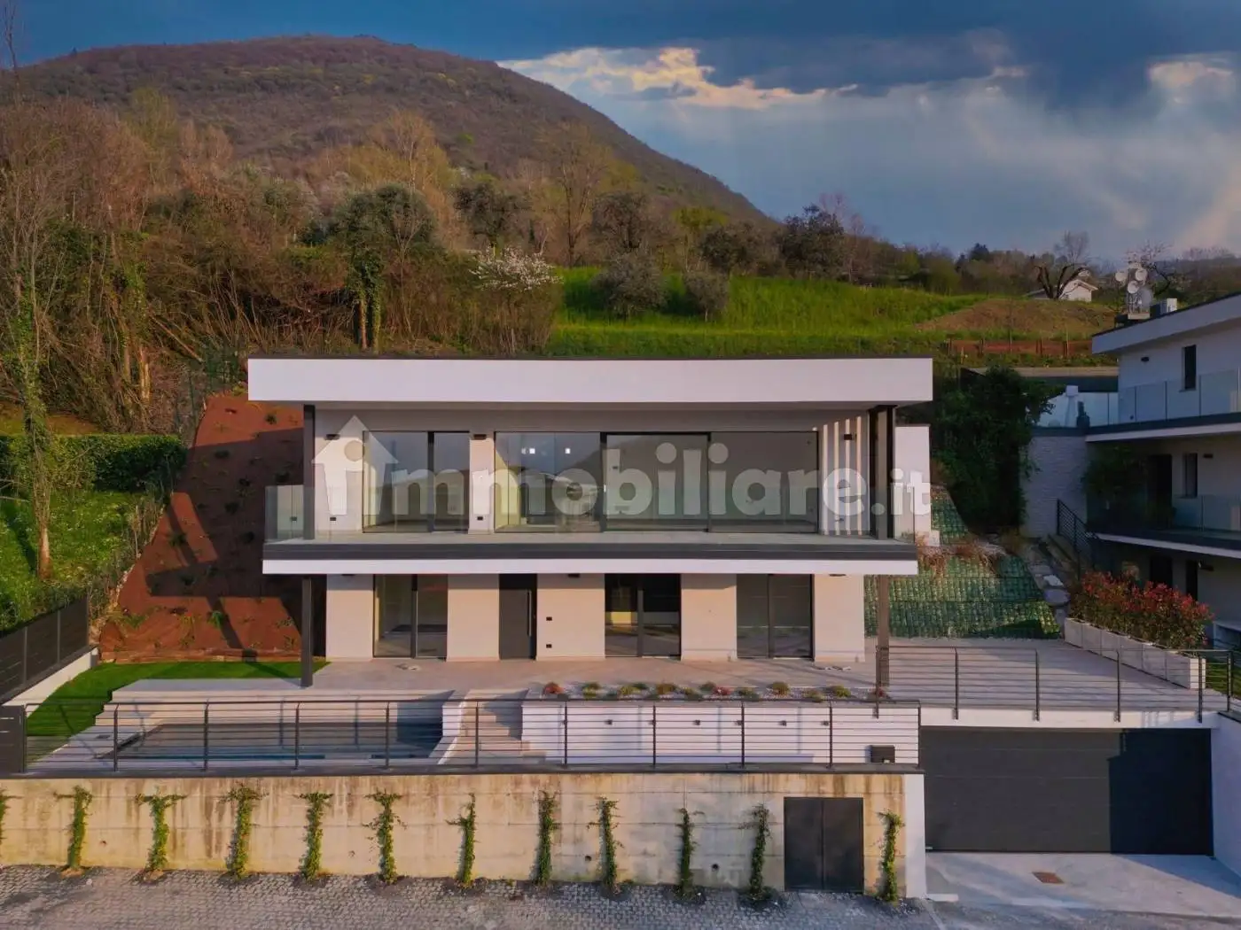 Villa in vendita a Sale Marasino