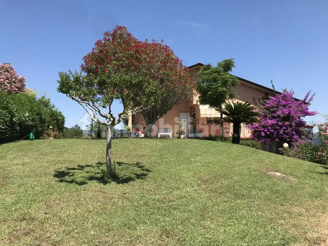 Villa in vendita a Follo