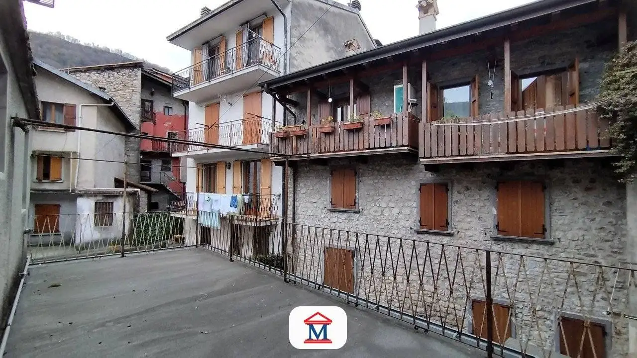Palazzo - Edificio in vendita a Val Brembilla