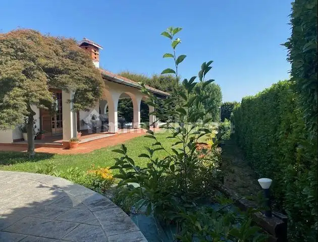 Villa in vendita a Cermenate