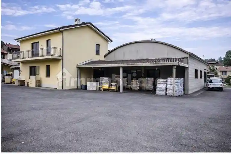 Palazzo - Edificio in vendita a Ferno