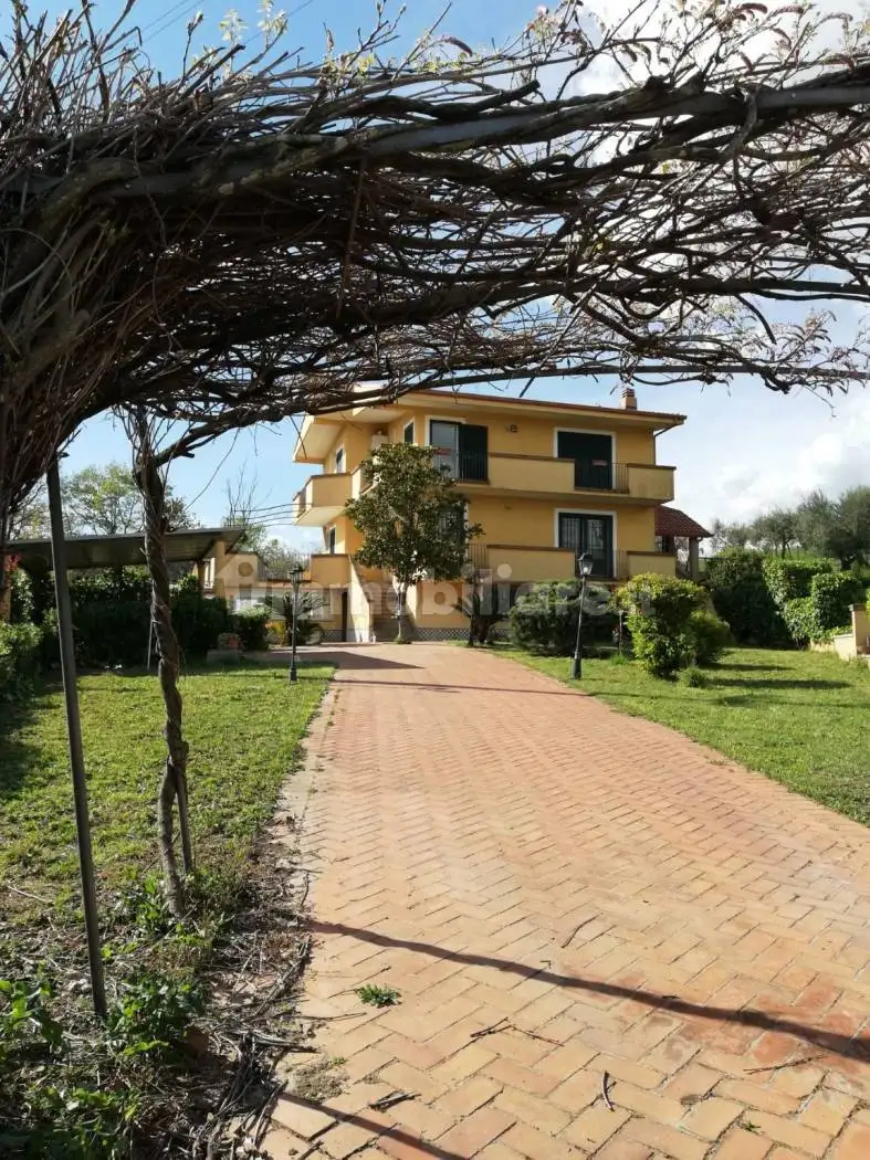 Villa in vendita a Santi Cosma e Damiano