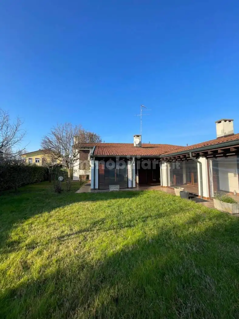 Villa in vendita a Curtatone