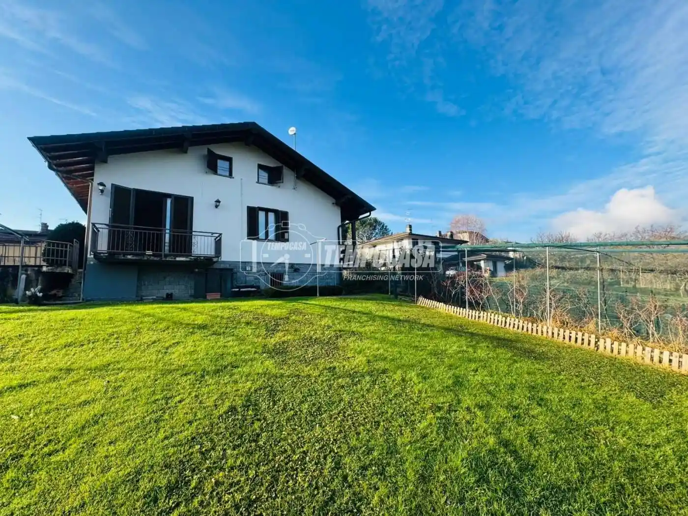 Villa in vendita a Montano Lucino