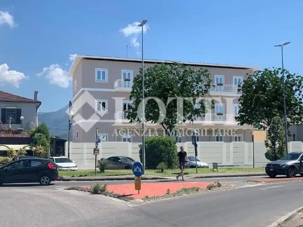 Bilocale via Aurelia 285, Lido di Camaiore, Camaiore - foto 2