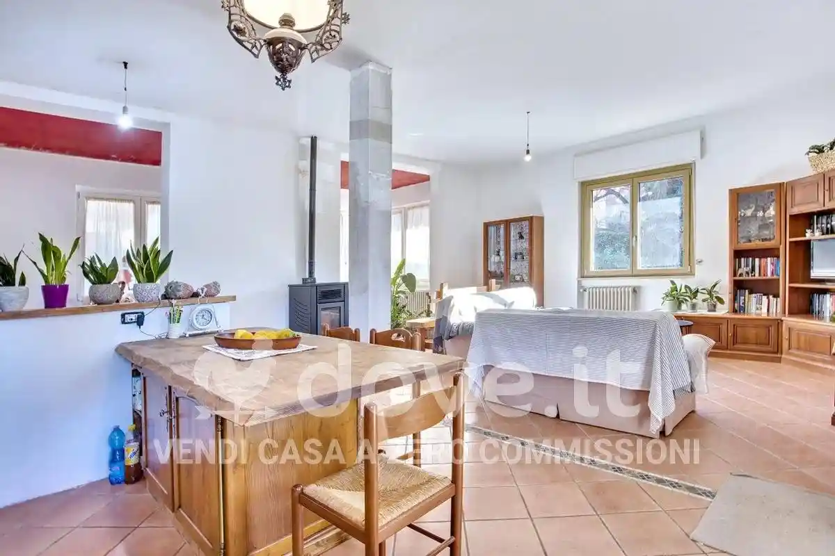 Villa unifamiliare via XXV Aprile 11, Centro, Carnago - foto 4