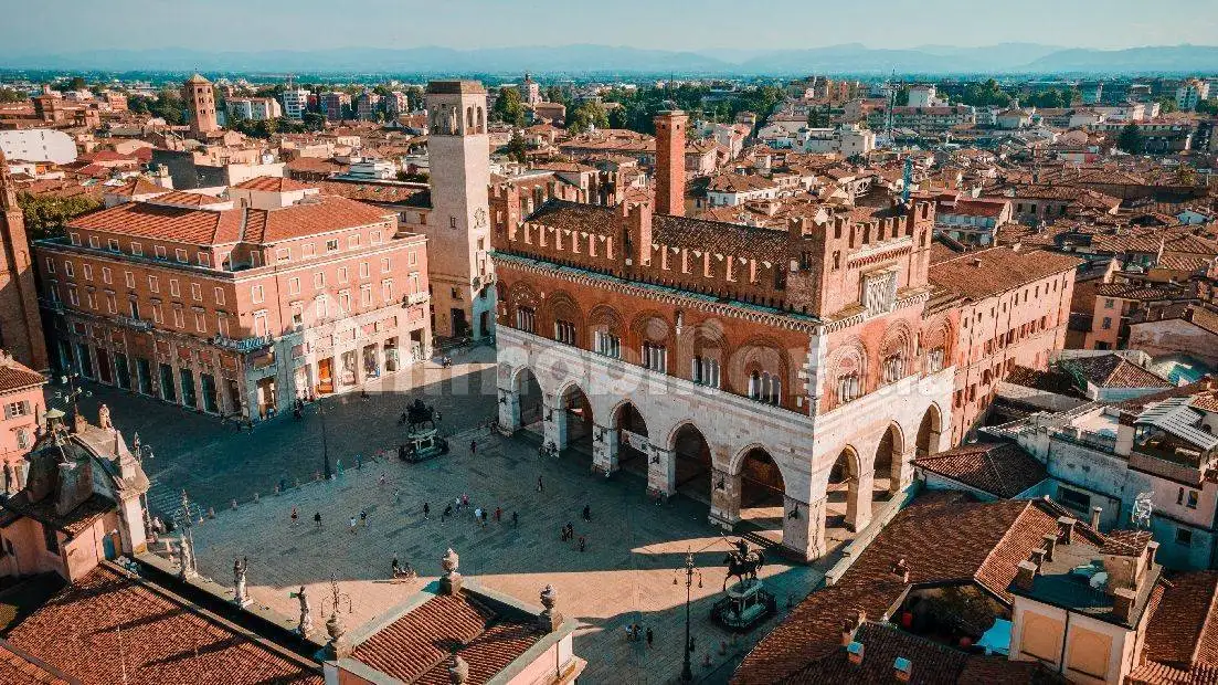Open space piazza dei Cavalli, Centro Storico, Piacenza