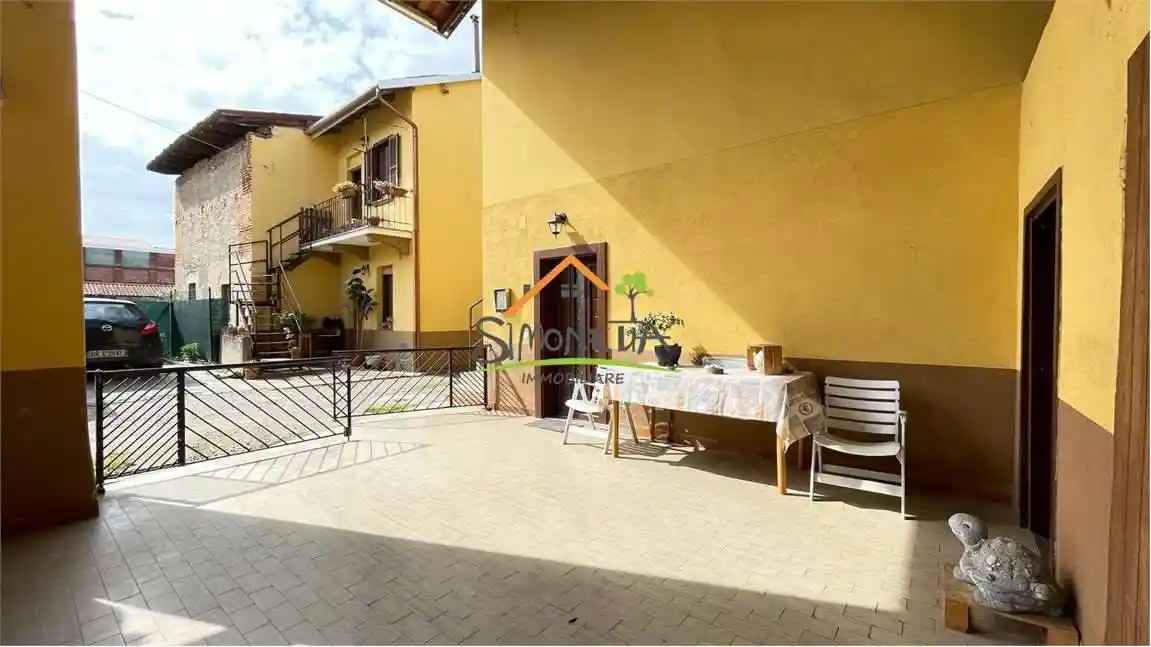 Terratetto unifamiliare 110 m², buono stato, Centro, Bellinzago Novarese - foto 2