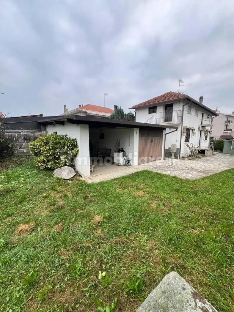 Villa in vendita a Borgomanero