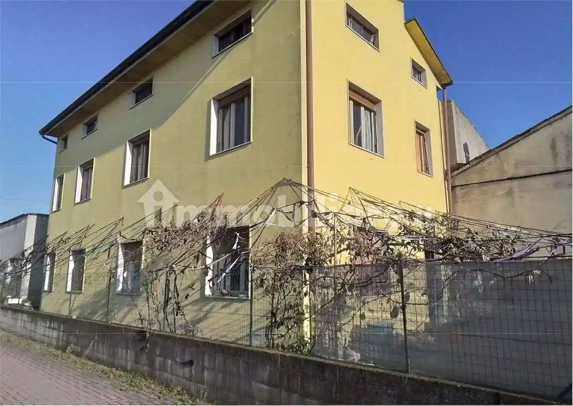 Palazzo - Stabile in vendita a Isorella